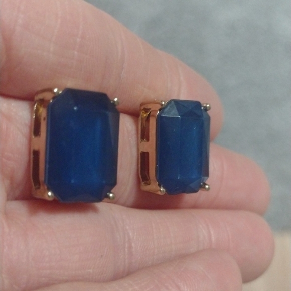 VINTAGE FAUX FACETED BLUE SAPPHIRE GOLD-TONE PRONG SET PUSH BACK .8" EARRINGS - Picture 6 of 9